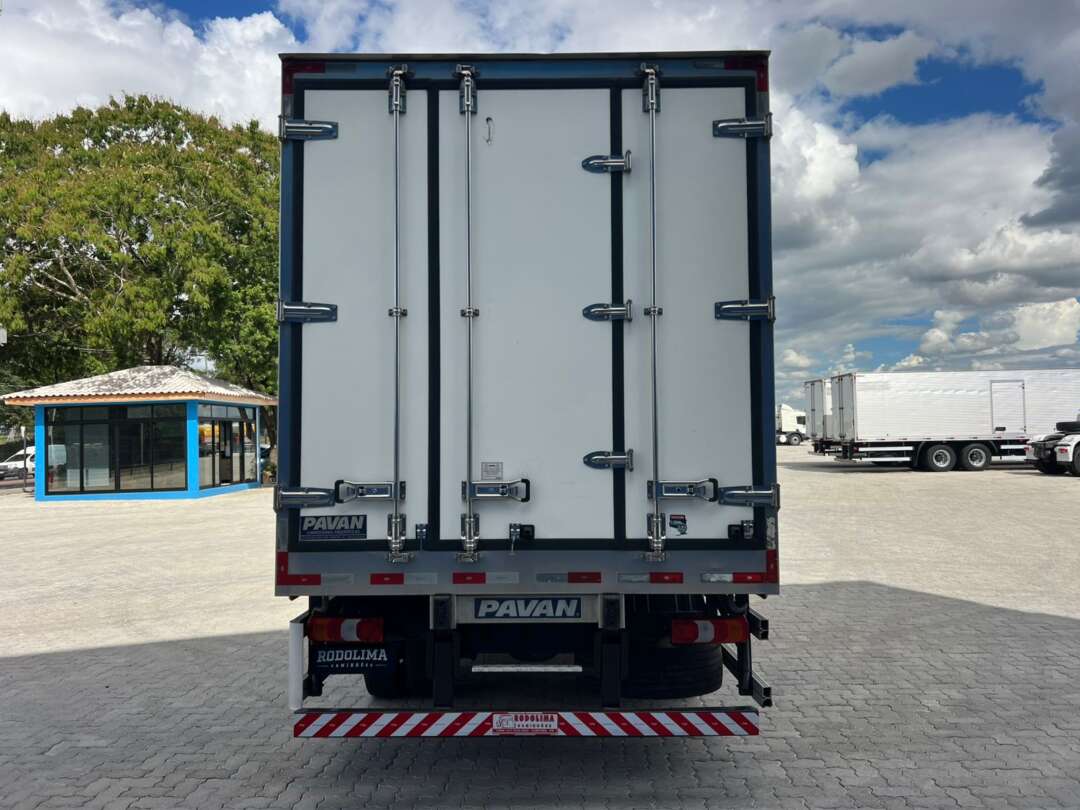 Caminhão MERCEDES BENZ MB 1016 Baú Frigorífico ANO 2023 de Rodolima Caminhoes no Paraná