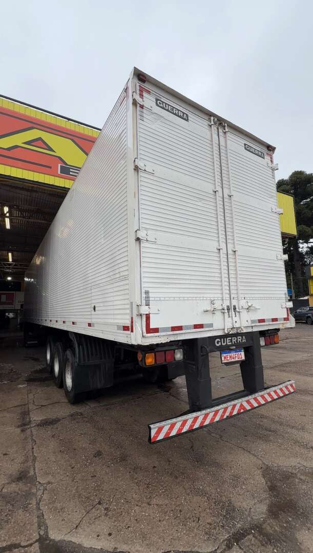 Carreta SEMI-REBOQUE BAU FURGAO Guerra ANO 2005 3 Eixos de M&S Caminhões no Paraná