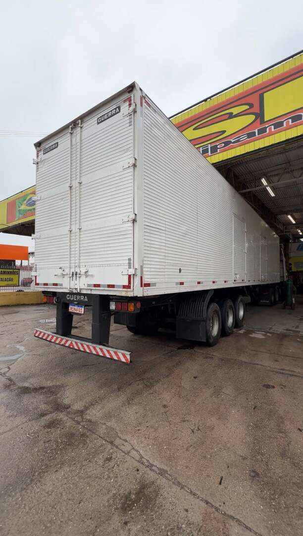 Carreta SEMI-REBOQUE BAU FURGAO Guerra ANO 2005 3 Eixos de M&S Caminhões no Paraná