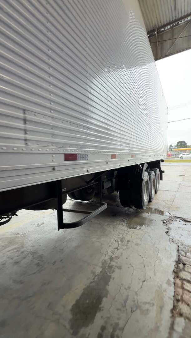 Carreta SEMI-REBOQUE BAU FURGAO Guerra ANO 2005 3 Eixos de M&S Caminhões no Paraná