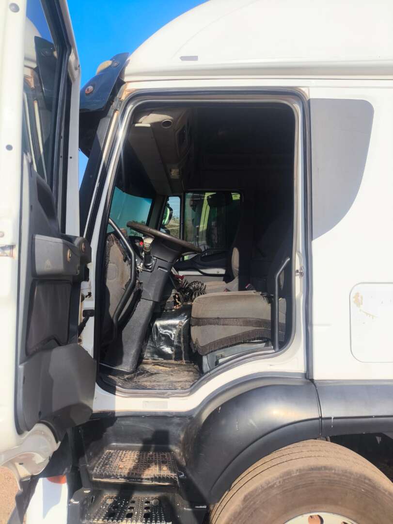 Caminhão IVECO STRALIS 800S48TZ Cavalo Mecânico ANO 2012 de SPM Maquinas no Mato Grosso