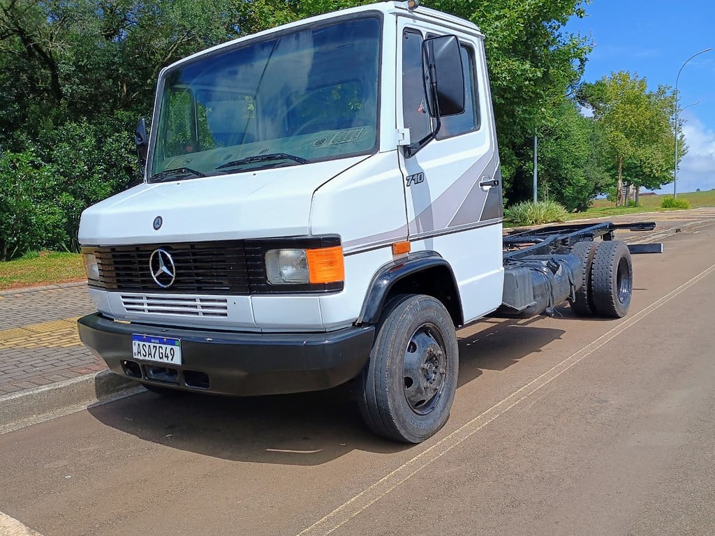 Caminhão MERCEDES BENZ MB 710 Chassis ANO 2009 de Venda Truck Anuncios Guarapuava PR no Paraná