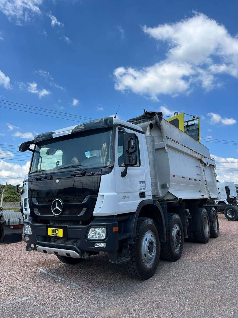 Caminhão MERCEDES BENZ MB 4844 Caçamba Basculante ANO 2015 de 116 Caminhões no Paraná