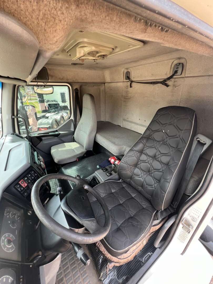 Caminhão VOLVO VM 310 Cavalo Mecânico ANO 2006 de 116 Caminhões no Paraná