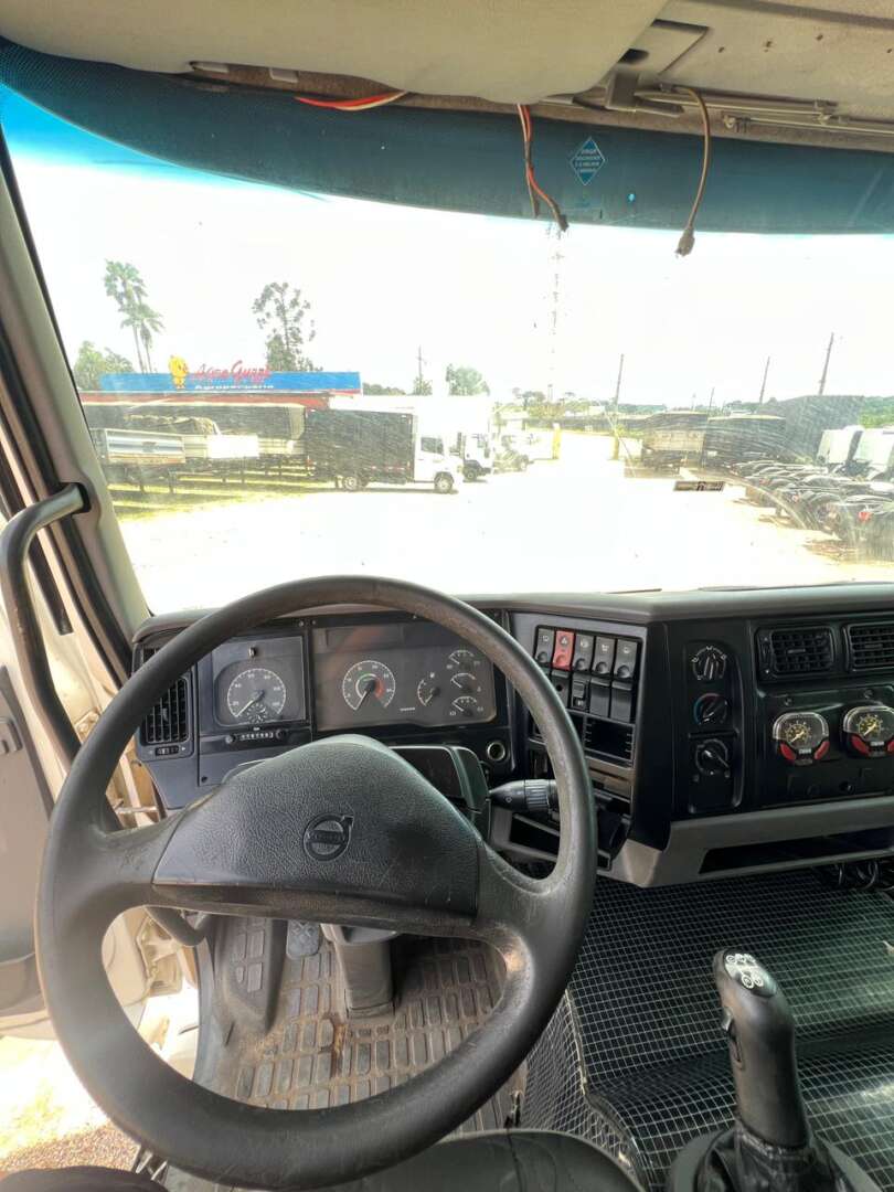 Caminhão VOLVO VM 310 Cavalo Mecânico ANO 2006 de 116 Caminhões no Paraná