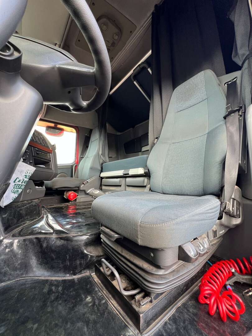 Caminhão VOLVO FH 460 Cavalo Mecânico ANO 2014 de 116 Caminhões no Paraná