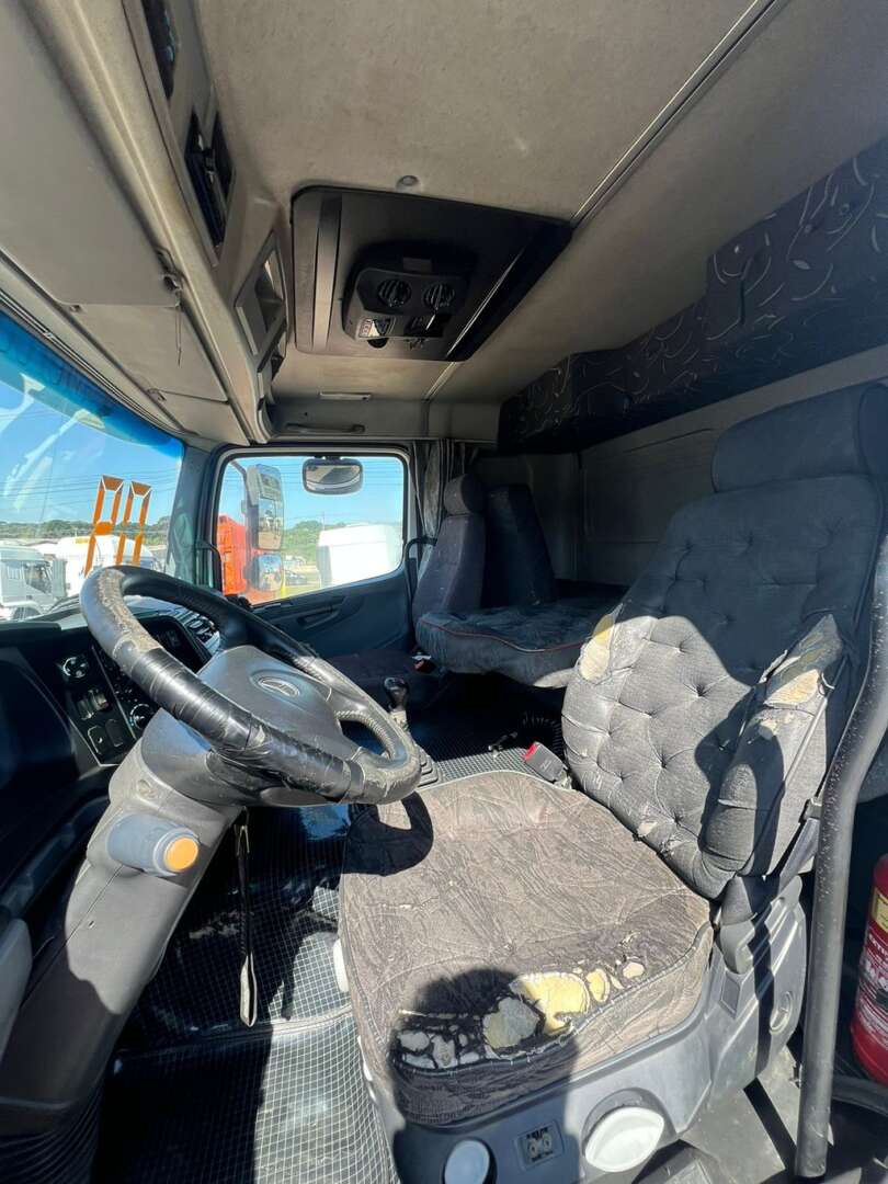 Caminhão MERCEDES BENZ MB 2540 Cavalo Mecânico ANO 2009 de 116 Caminhões no Paraná