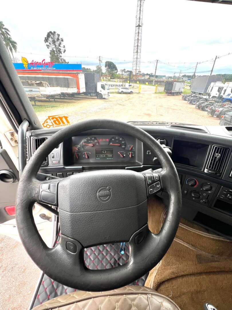Caminhão VOLVO FH 540 Cavalo Mecânico ANO 2015 de 116 Caminhões no Paraná