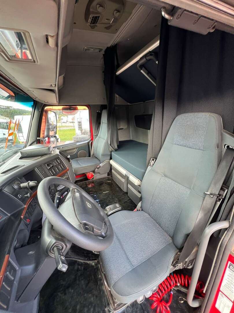 Caminhão VOLVO FH 460 Cavalo Mecânico ANO 2014 de 116 Caminhões no Paraná