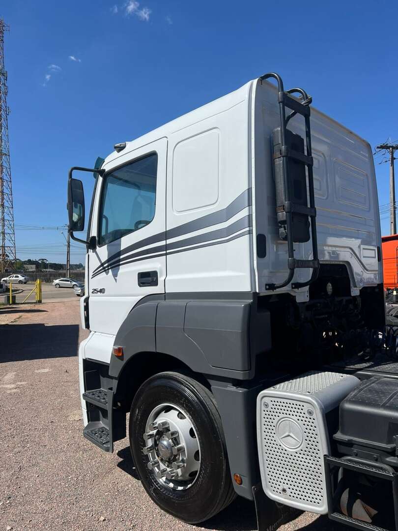 Caminhão MERCEDES BENZ MB 2540 Cavalo Mecânico ANO 2009 de 116 Caminhões no Paraná