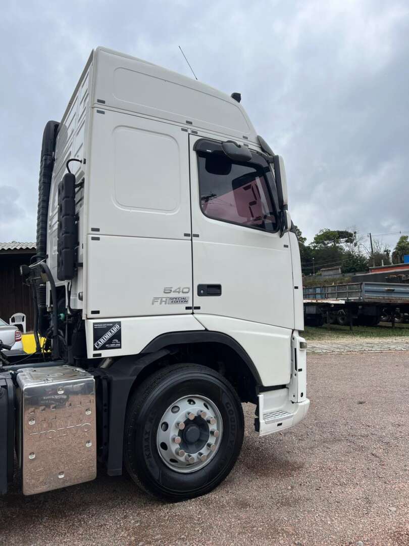 Caminhão VOLVO FH 540 Cavalo Mecânico ANO 2015 de 116 Caminhões no Paraná
