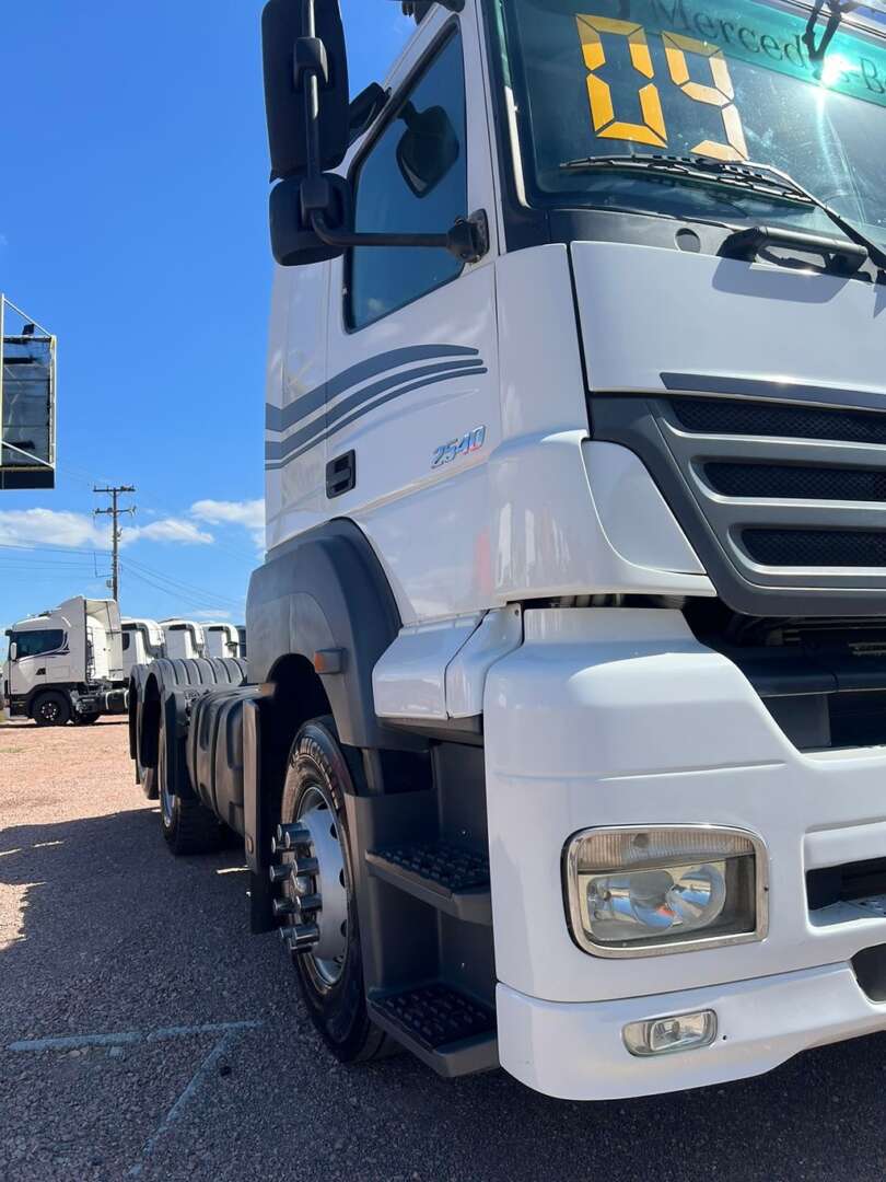 Caminhão MERCEDES BENZ MB 2540 Cavalo Mecânico ANO 2009 de 116 Caminhões no Paraná