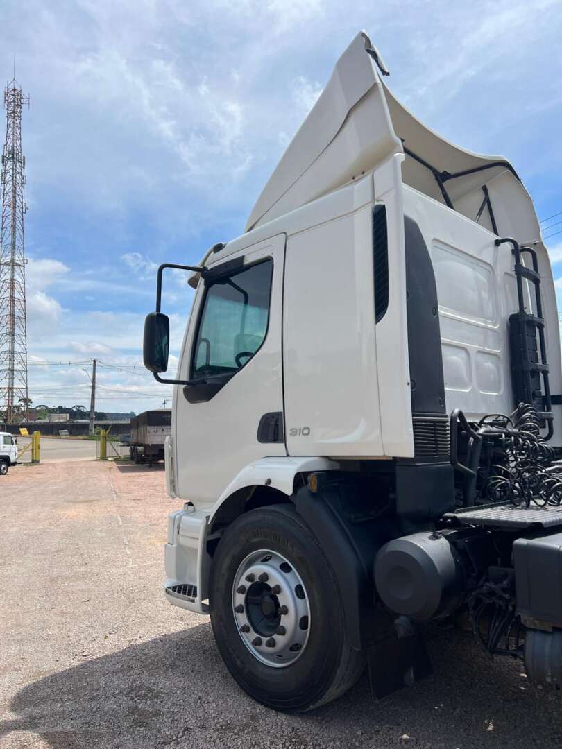 Caminhão VOLVO VM 310 Cavalo Mecânico ANO 2006 de 116 Caminhões no Paraná