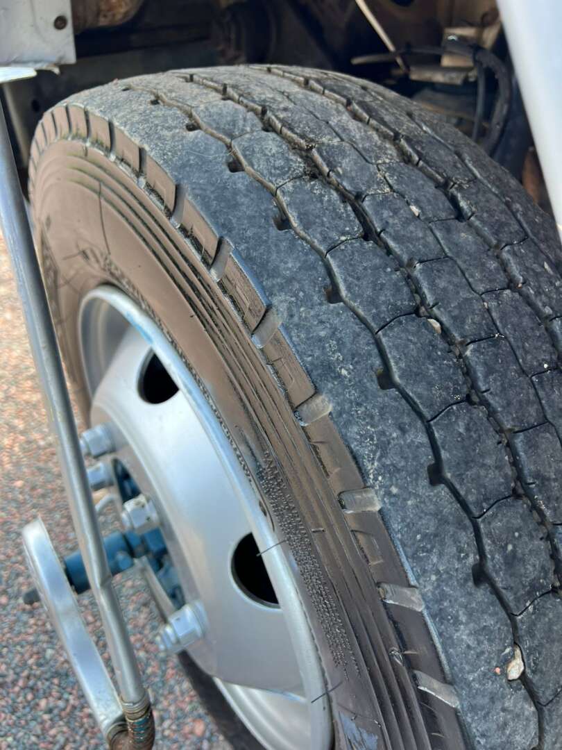 Caminhão MERCEDES BENZ MB 710 Baú Furgão ANO 2003 de 116 Caminhões no Paraná