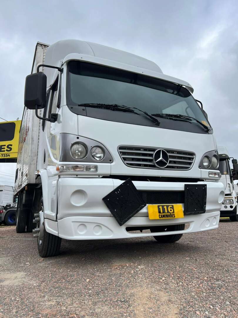 Caminhão MERCEDES BENZ MB 715 Baú Furgão ANO 2004 de 116 Caminhões no Paraná