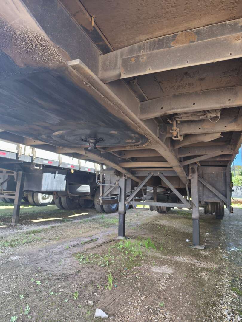 Carreta SEMI-REBOQUE GRANELEIRO Randon ANO 2015 3 Eixos de 116 Caminhões no Paraná