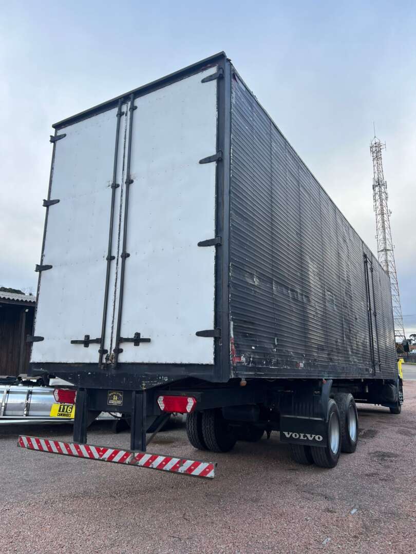 Caminhão VOLVO VM 260 Baú Furgão ANO 2008 de 116 Caminhões no Paraná