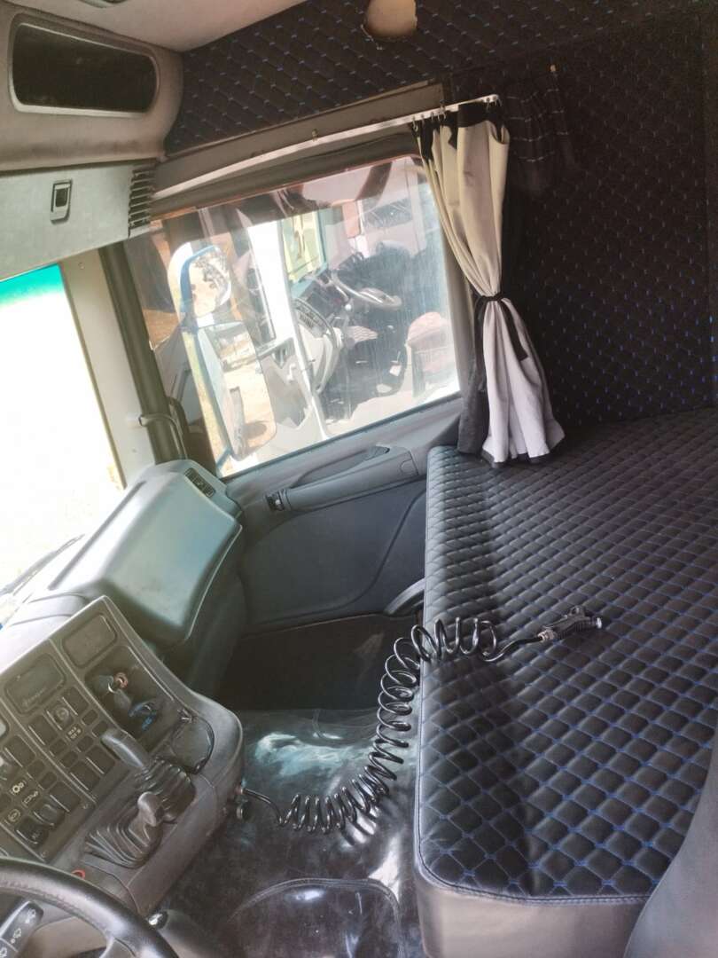 Caminhão SCANIA P420 Cavalo Mecânico ANO 2006 de 116 Caminhões no Paraná