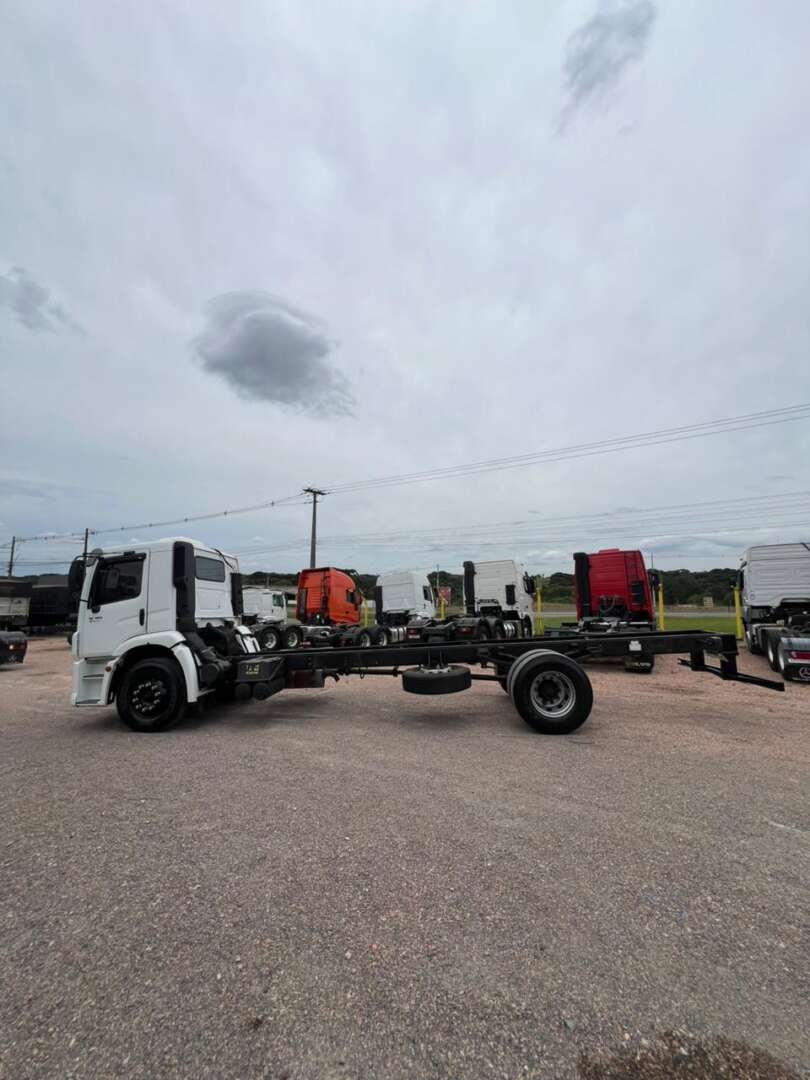 Caminhão VOLKSWAGEN VW 15180 Chassis ANO 2011 de 116 Caminhões no Paraná