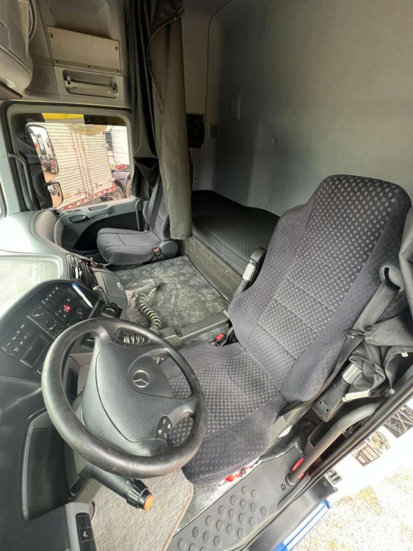 Caminhão MERCEDES BENZ MB 2646 Cavalo Mecânico ANO 2016 de 116 Caminhões no Paraná