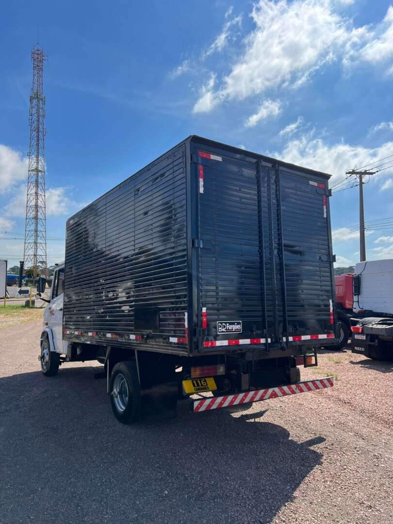 Caminhão MERCEDES BENZ MB 710 Baú Furgão ANO 2003 de 116 Caminhões no Paraná