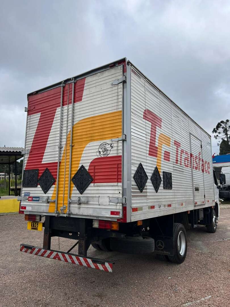 Caminhão MERCEDES BENZ MB 715 Baú Furgão ANO 2004 de 116 Caminhões no Paraná