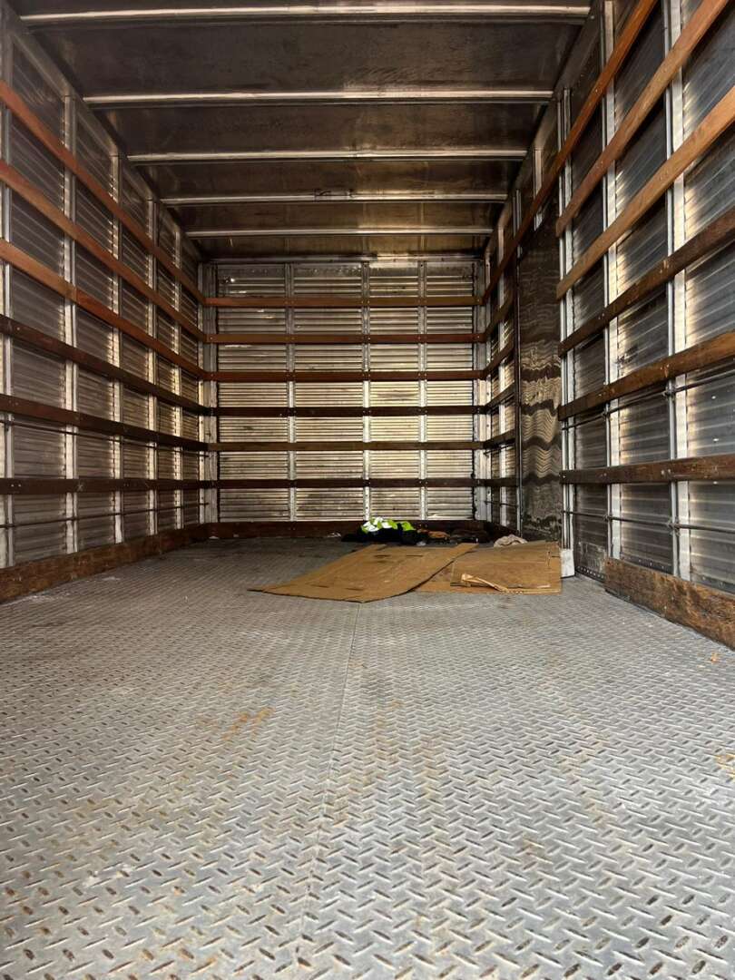 Caminhão MERCEDES BENZ MB 715 Baú Furgão ANO 2004 de 116 Caminhões no Paraná