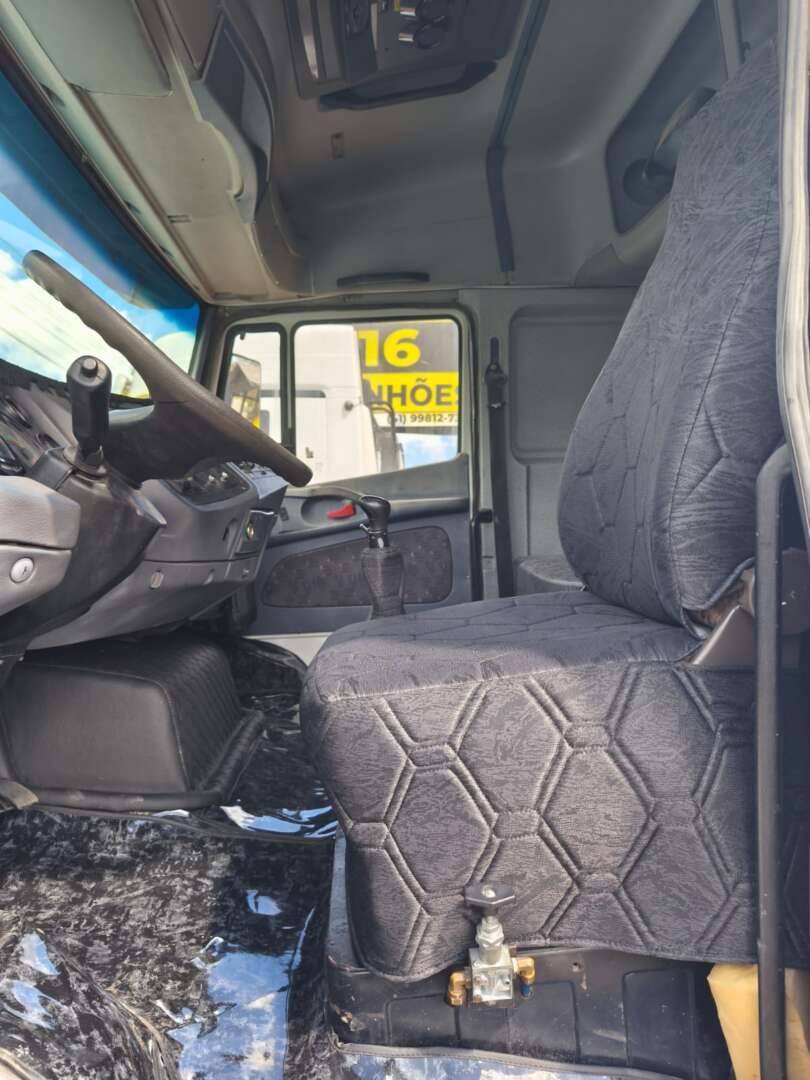 Caminhão MERCEDES BENZ MB 1938 Cavalo Mecânico ANO 2004 de 116 Caminhões no Paraná