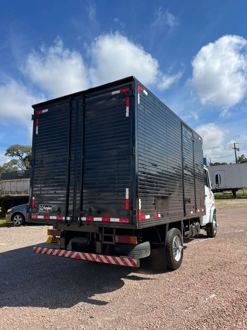 Caminhão MERCEDES BENZ MB 710 Baú Furgão ANO 2003 de 116 Caminhões no Paraná