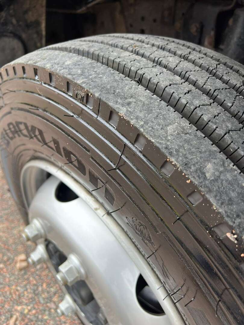 Caminhão MERCEDES BENZ MB 715 Baú Furgão ANO 2004 de 116 Caminhões no Paraná