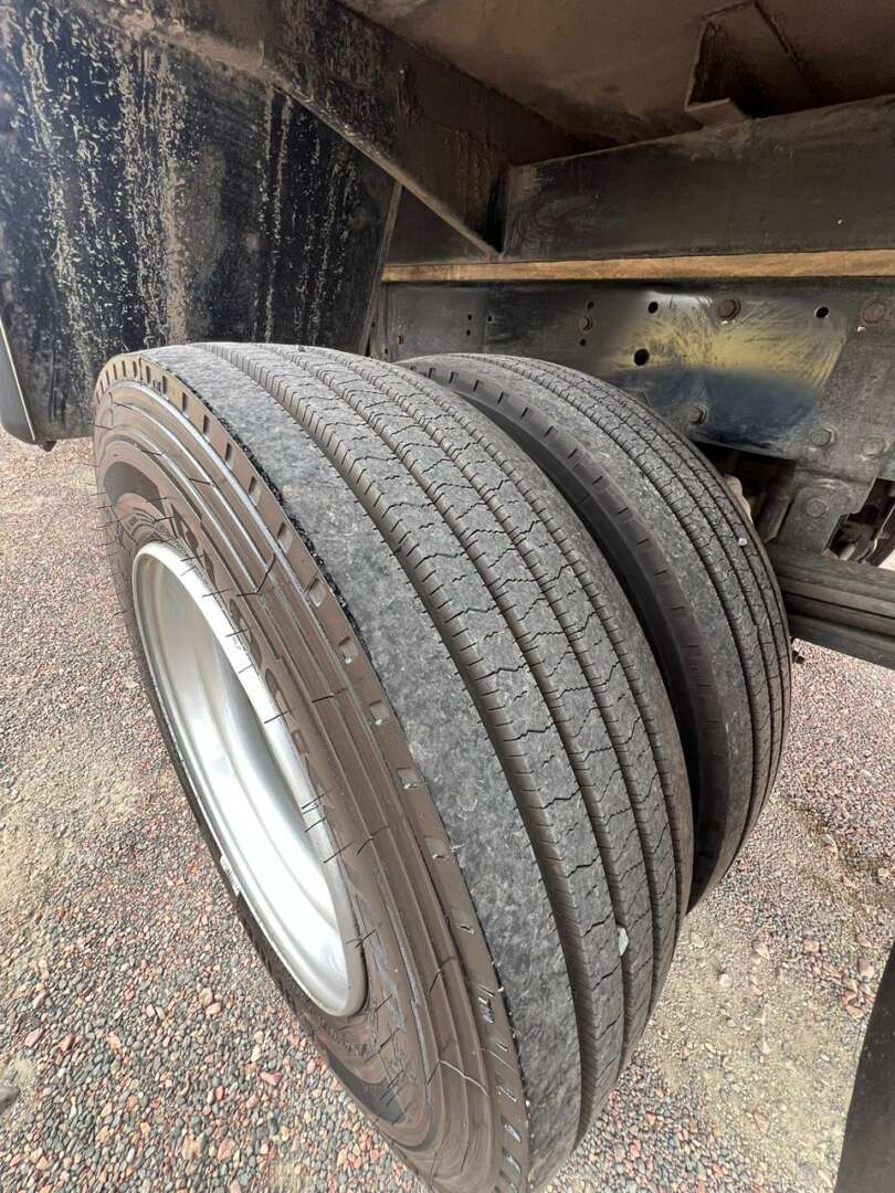 Caminhão MERCEDES BENZ MB 715 Baú Furgão ANO 2004 de 116 Caminhões no Paraná