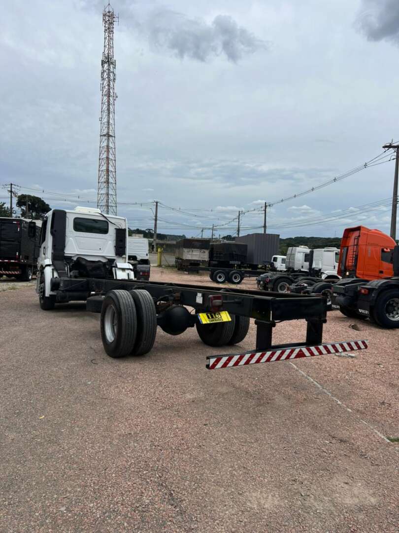 Caminhão VOLKSWAGEN VW 15180 Chassis ANO 2011 de 116 Caminhões no Paraná