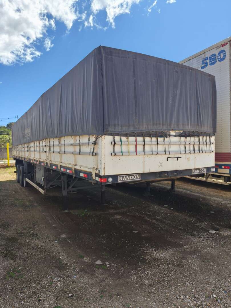 Carreta SEMI-REBOQUE GRANELEIRO Randon ANO 2015 3 Eixos de 116 Caminhões no Paraná