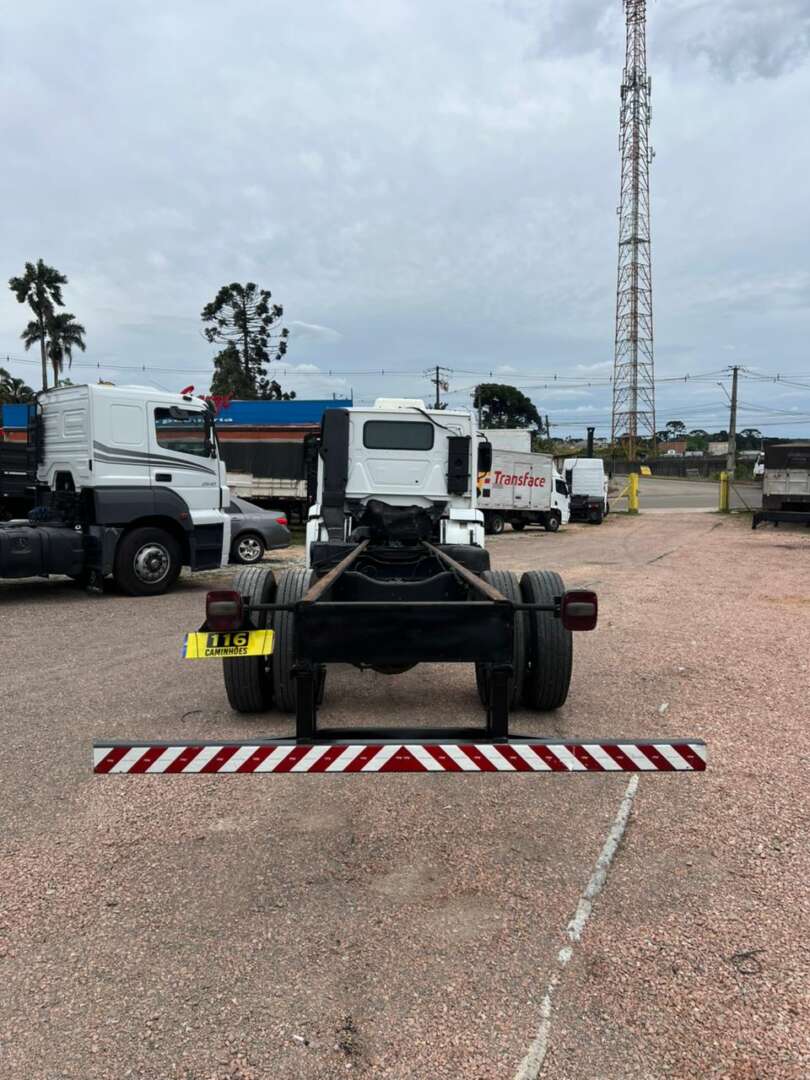 Caminhão VOLKSWAGEN VW 15180 Chassis ANO 2011 de 116 Caminhões no Paraná
