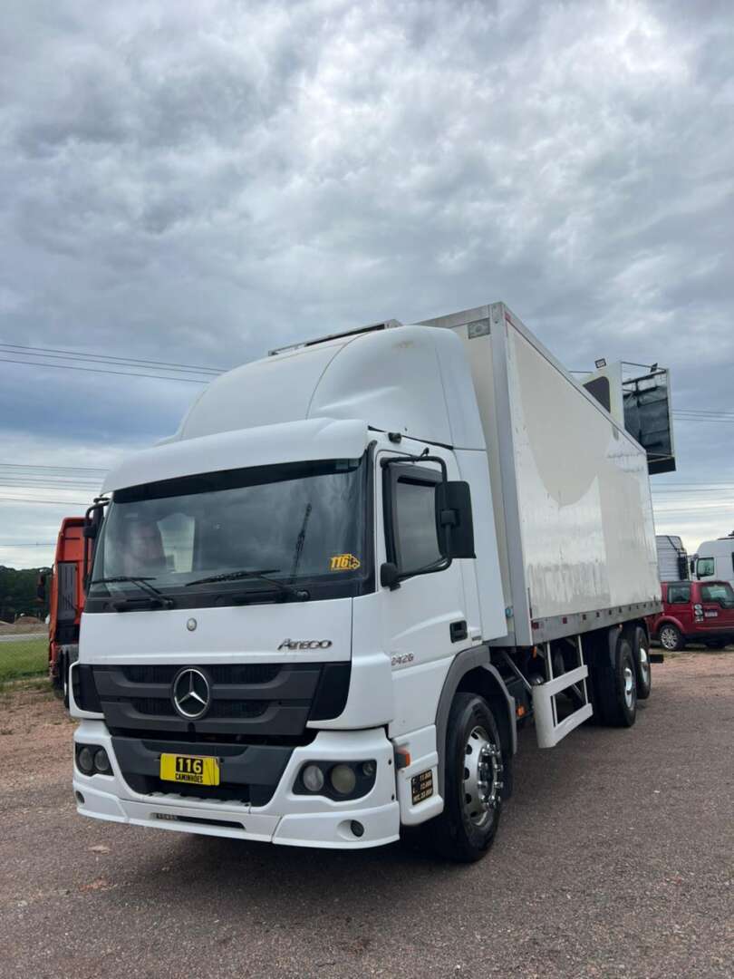 Caminhão MERCEDES BENZ MB 2426 Baú Frigorífico ANO 2013 de 116 Caminhões no Paraná