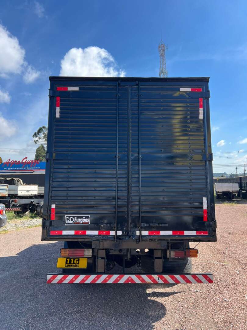 Caminhão MERCEDES BENZ MB 710 Baú Furgão ANO 2003 de 116 Caminhões no Paraná
