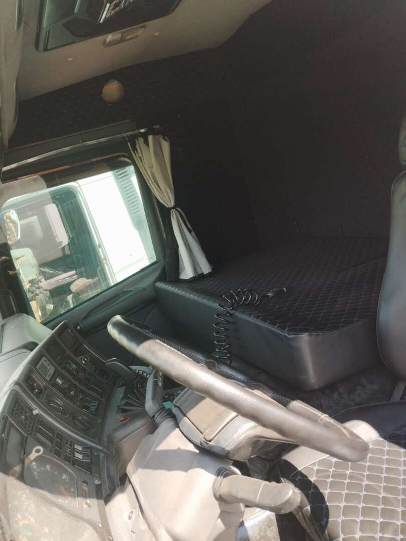 Caminhão SCANIA P420 Cavalo Mecânico ANO 2006 de 116 Caminhões no Paraná