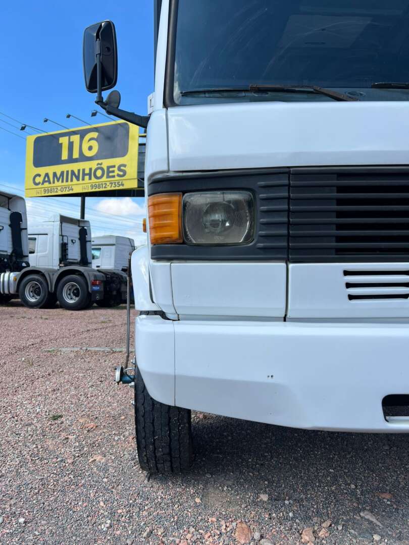 Caminhão MERCEDES BENZ MB 710 Baú Furgão ANO 2003 de 116 Caminhões no Paraná