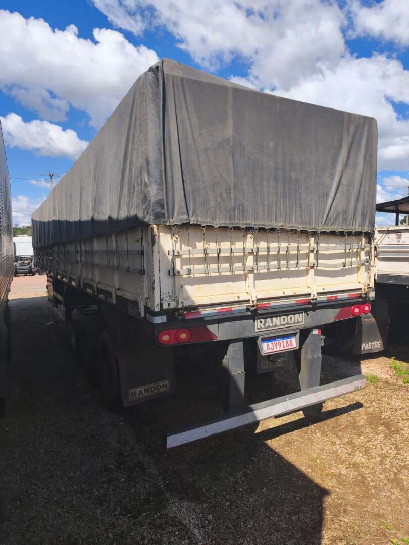 Carreta SEMI-REBOQUE GRANELEIRO Randon ANO 2015 3 Eixos de 116 Caminhões no Paraná