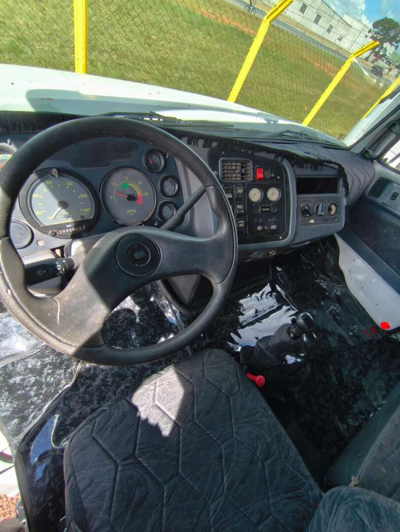 Caminhão MERCEDES BENZ MB 1938 Cavalo Mecânico ANO 2004 de 116 Caminhões no Paraná