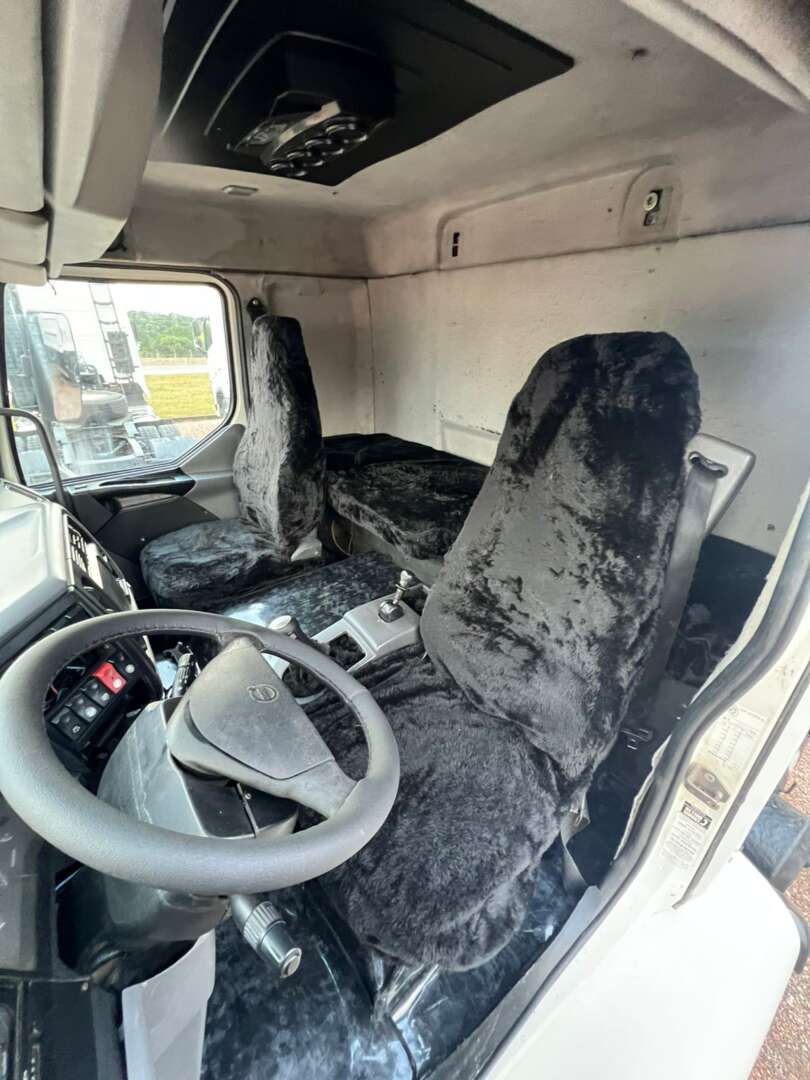 Caminhão VOLVO VM 260 Baú Furgão ANO 2008 de 116 Caminhões no Paraná