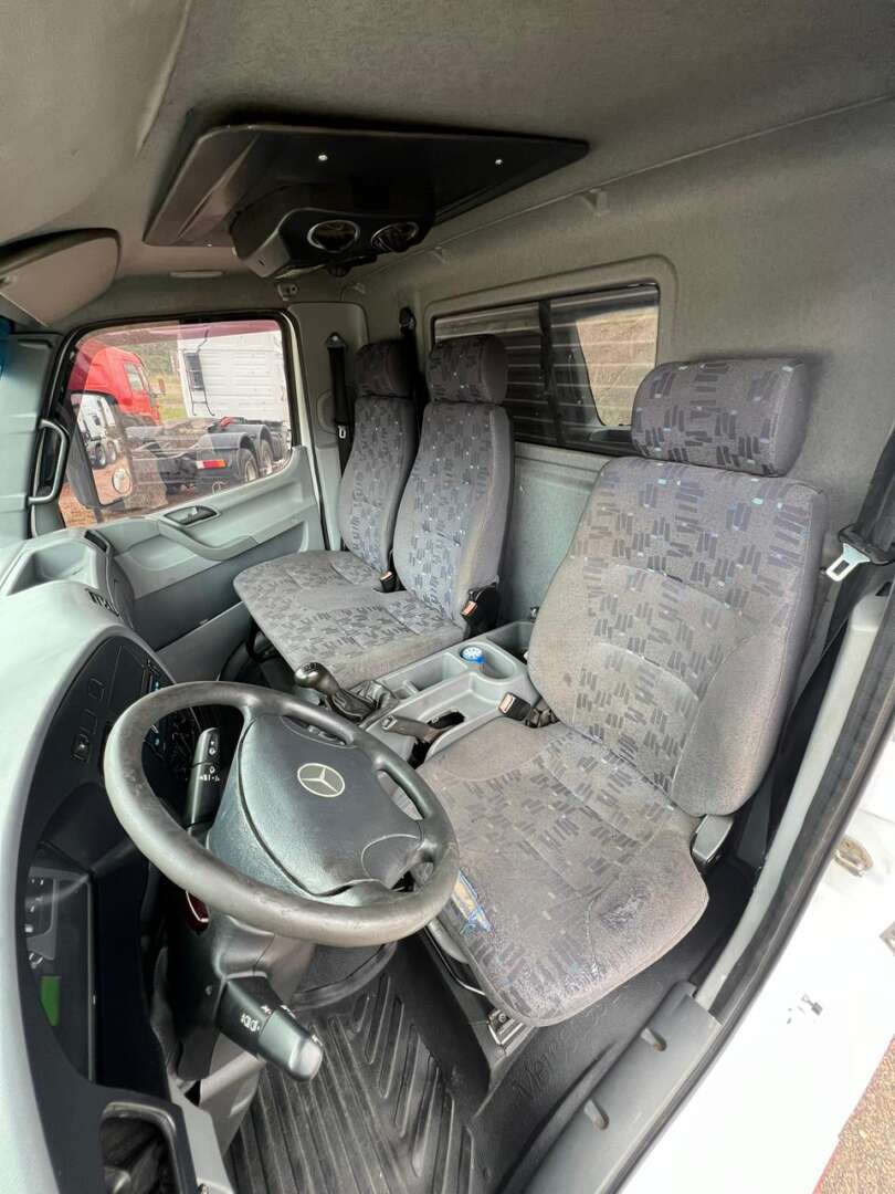 Caminhão MERCEDES BENZ MB 715 Baú Furgão ANO 2004 de 116 Caminhões no Paraná