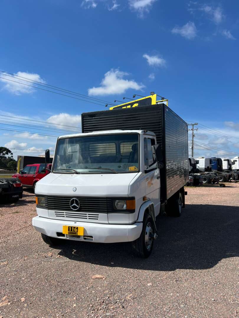 Caminhão MERCEDES BENZ MB 710 Baú Furgão ANO 2003 de 116 Caminhões no Paraná