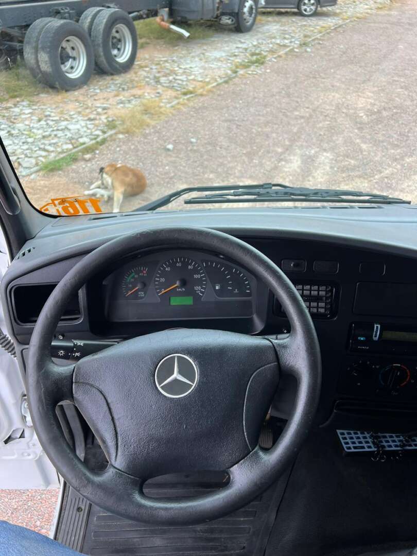 Caminhão MERCEDES BENZ MB 715 Baú Furgão ANO 2004 de 116 Caminhões no Paraná