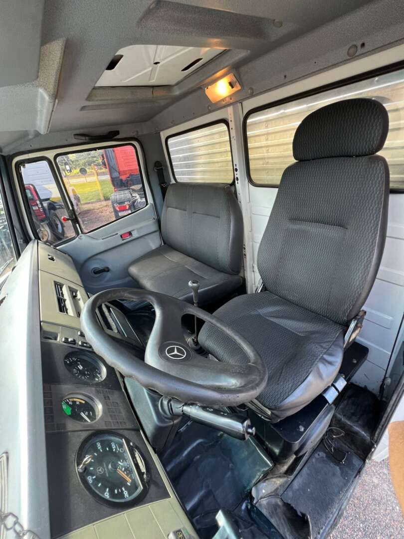 Caminhão MERCEDES BENZ MB 710 Baú Furgão ANO 2003 de 116 Caminhões no Paraná