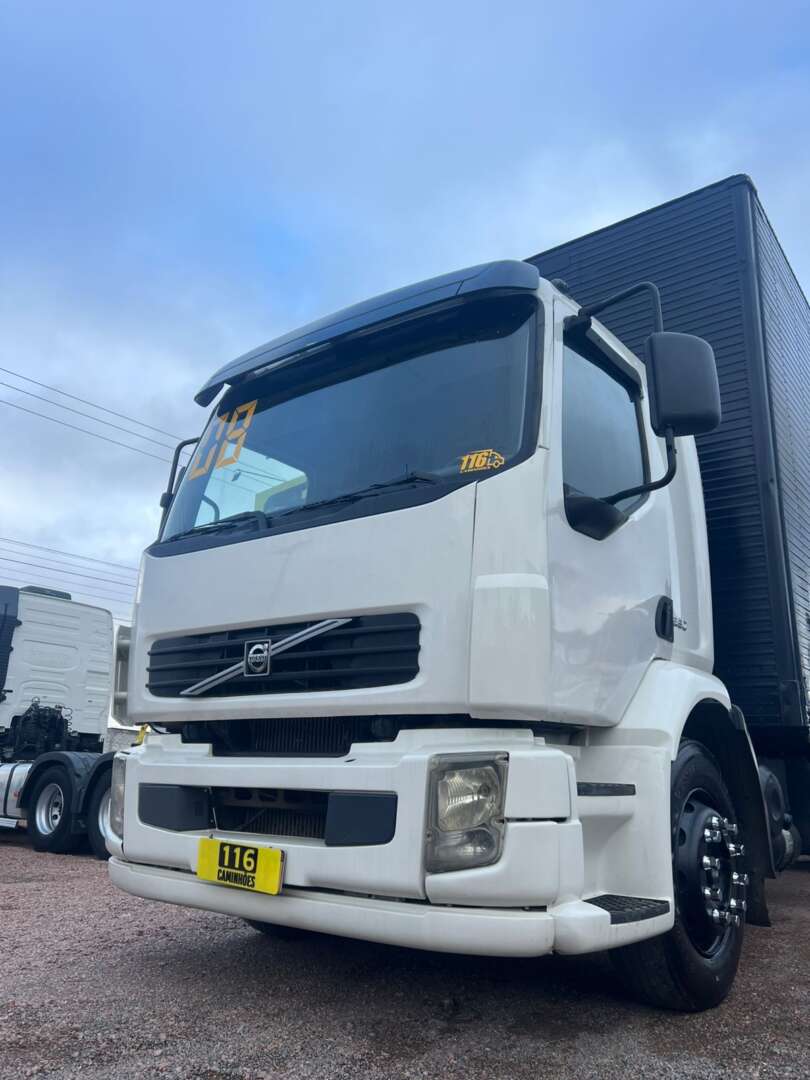 Caminhão VOLVO VM 260 Baú Furgão ANO 2008 de 116 Caminhões no Paraná