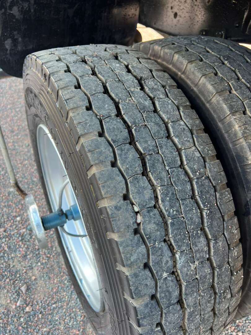 Caminhão MERCEDES BENZ MB 710 Baú Furgão ANO 2003 de 116 Caminhões no Paraná