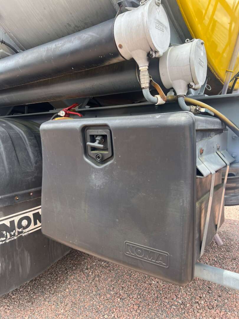 Carreta SEMI-REBOQUE TANQUE ACO Noma ANO 2015 3 Eixos de 116 Caminhões no Paraná