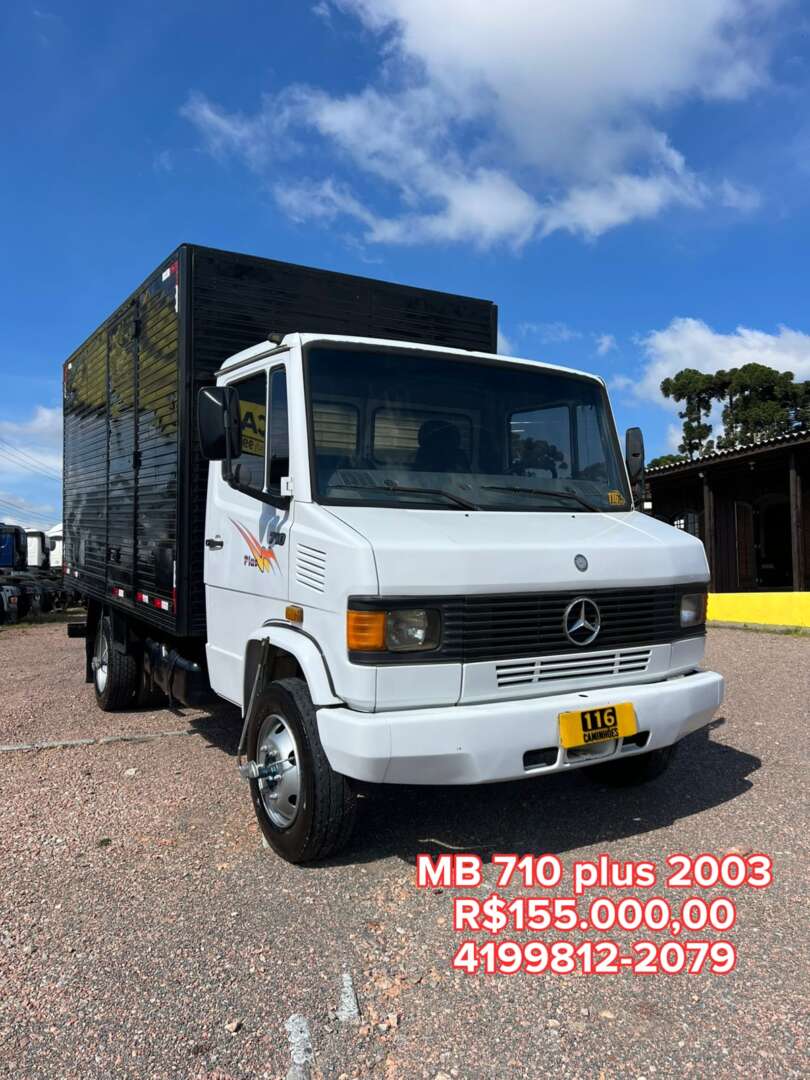 Caminhão MERCEDES BENZ MB 710 Baú Furgão ANO 2003 de 116 Caminhões no Paraná