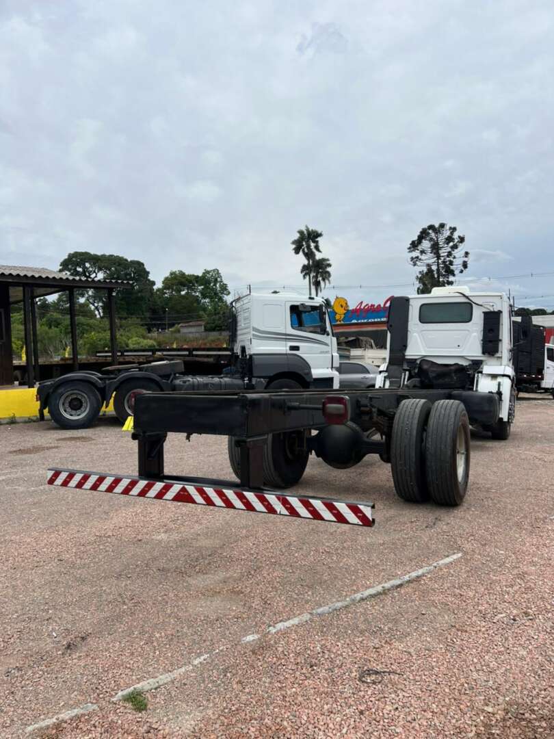 Caminhão VOLKSWAGEN VW 15180 Chassis ANO 2011 de 116 Caminhões no Paraná